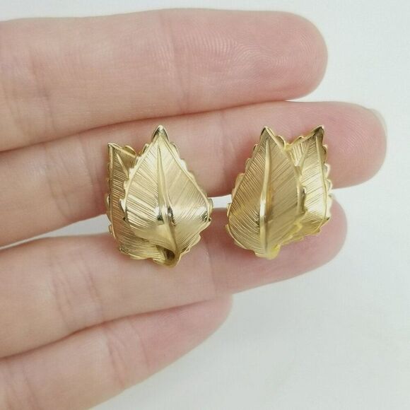 Vintage Giovanni Gold Tone Leaf Shape Clip On Earrings, Signed Estate - Picture 2 of 7